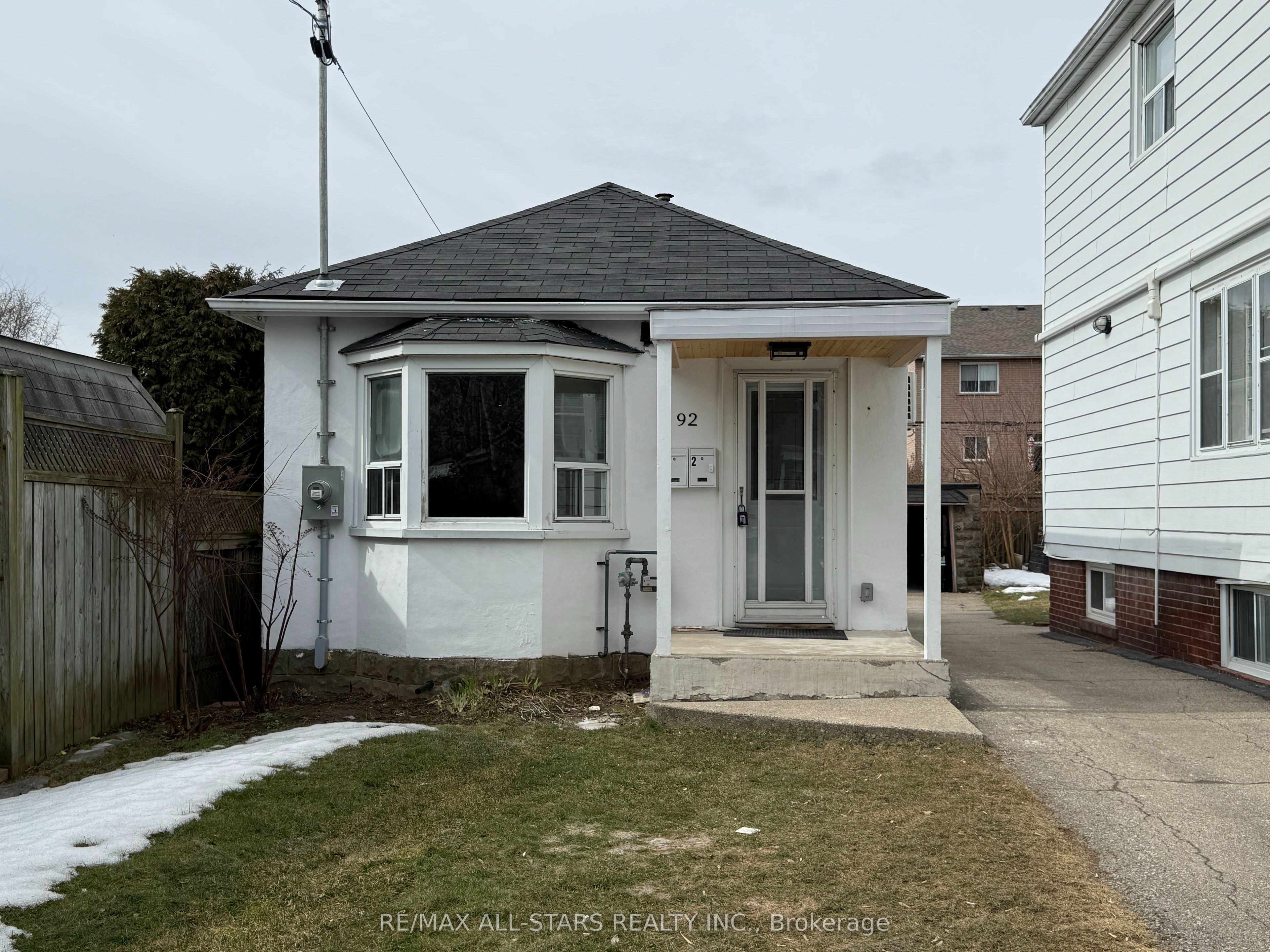 Photo 1 of 17 — 92 Thirty Ninth Street 2, Toronto, ON M8W 3M7