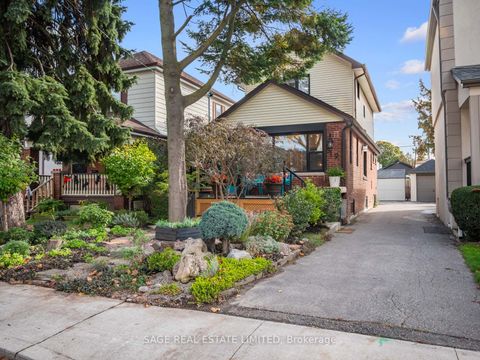 19 SAVOY Avenue Toronto ON M4C 2X4