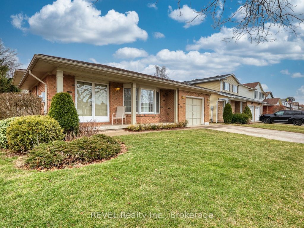 Photo of 31 Cole Farm Boulevard, St. Catharines, ON L2N 7E2 (MLS # X12927188)
