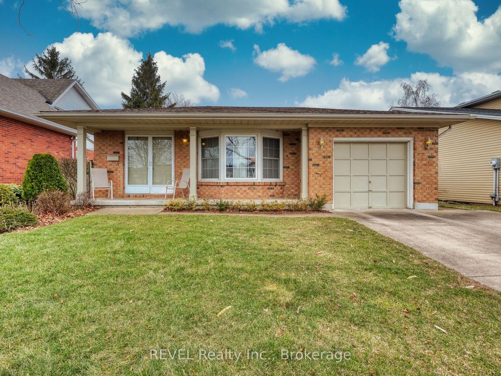 Photo of 31 Cole Farm Boulevard, St. Catharines, ON L2N 7E2 (MLS # X12927188)