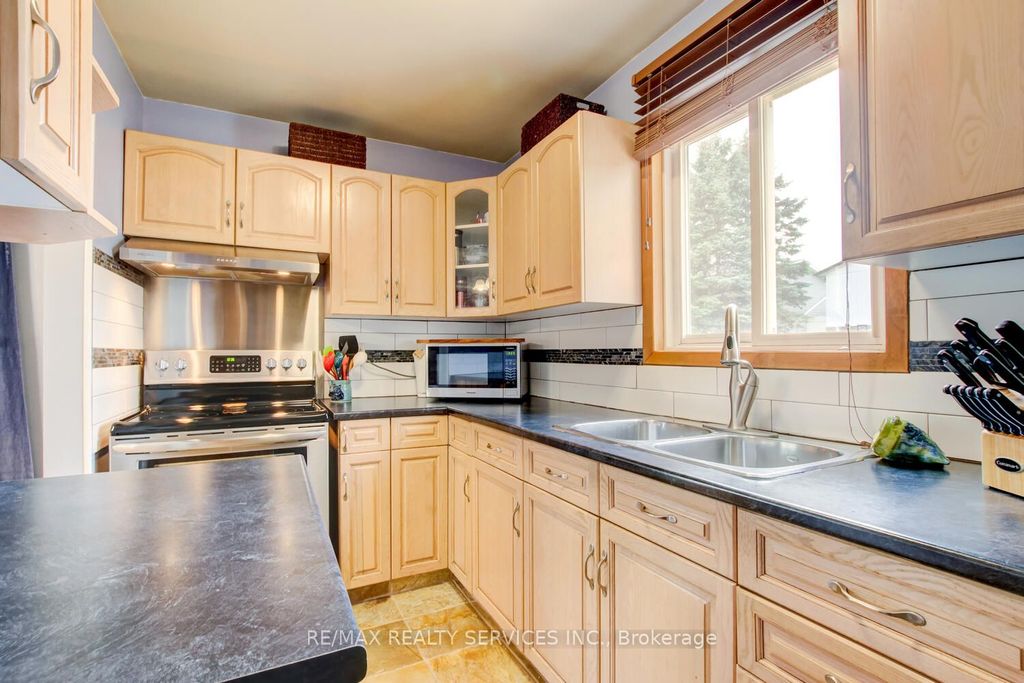 Photo of 7 Hamlet Court, Brampton, ON L6S 1X5 (MLS # W12563874)