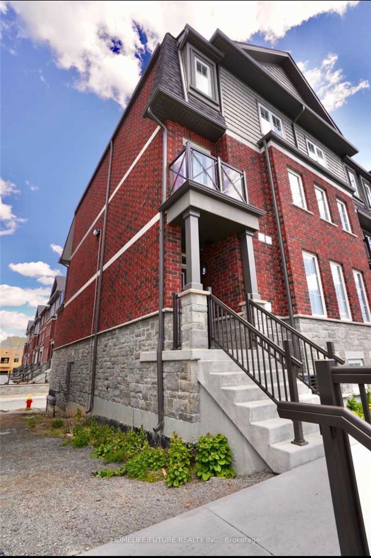 445 Ontario Street S 70