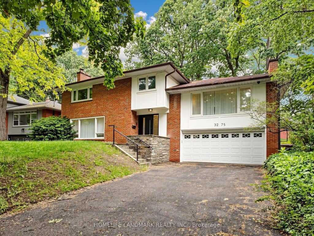 Photo of 3275 Credit Heights Drive, Mississauga, ON L5C 2L8 (MLS # W13778888)