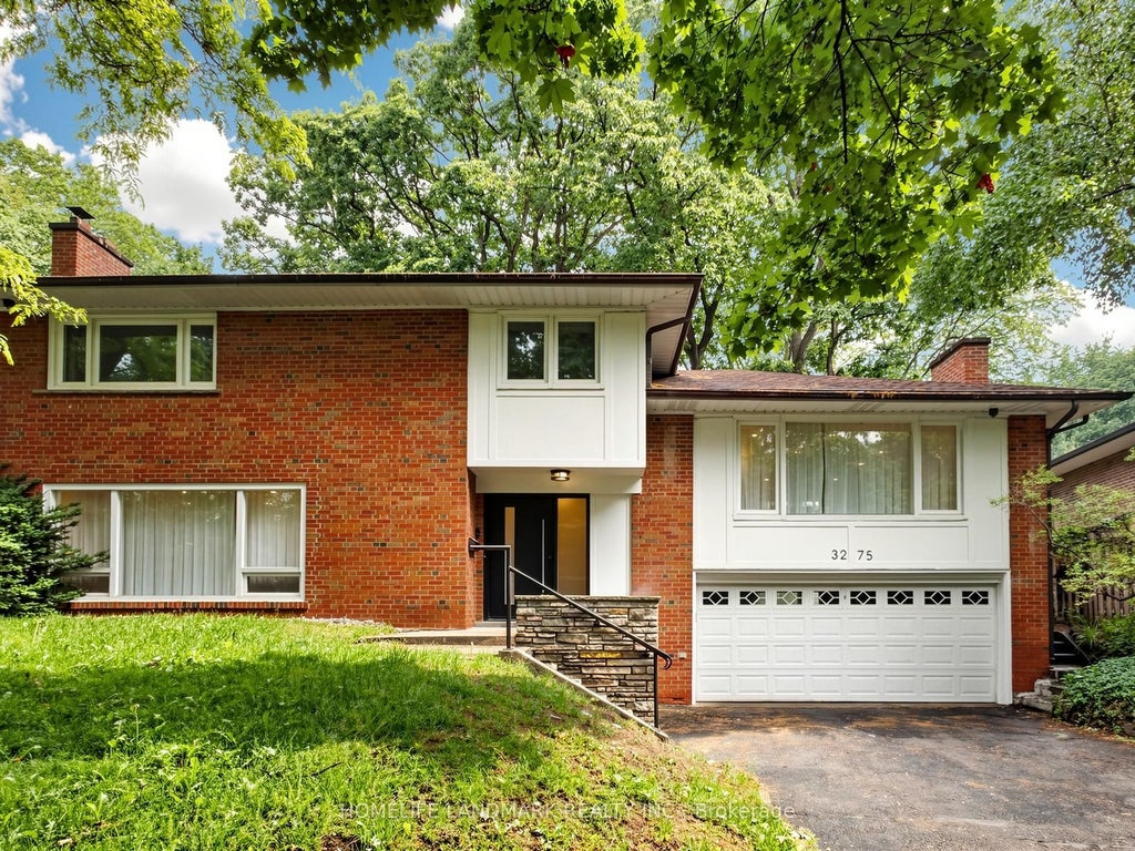 Photo of 3275 Credit Heights Drive, Mississauga, ON L5C 2L8 (MLS # W13778888)