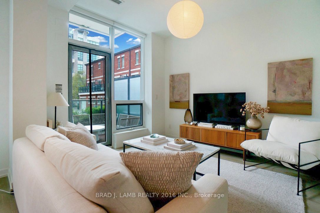 377 Madison Avenue W 102