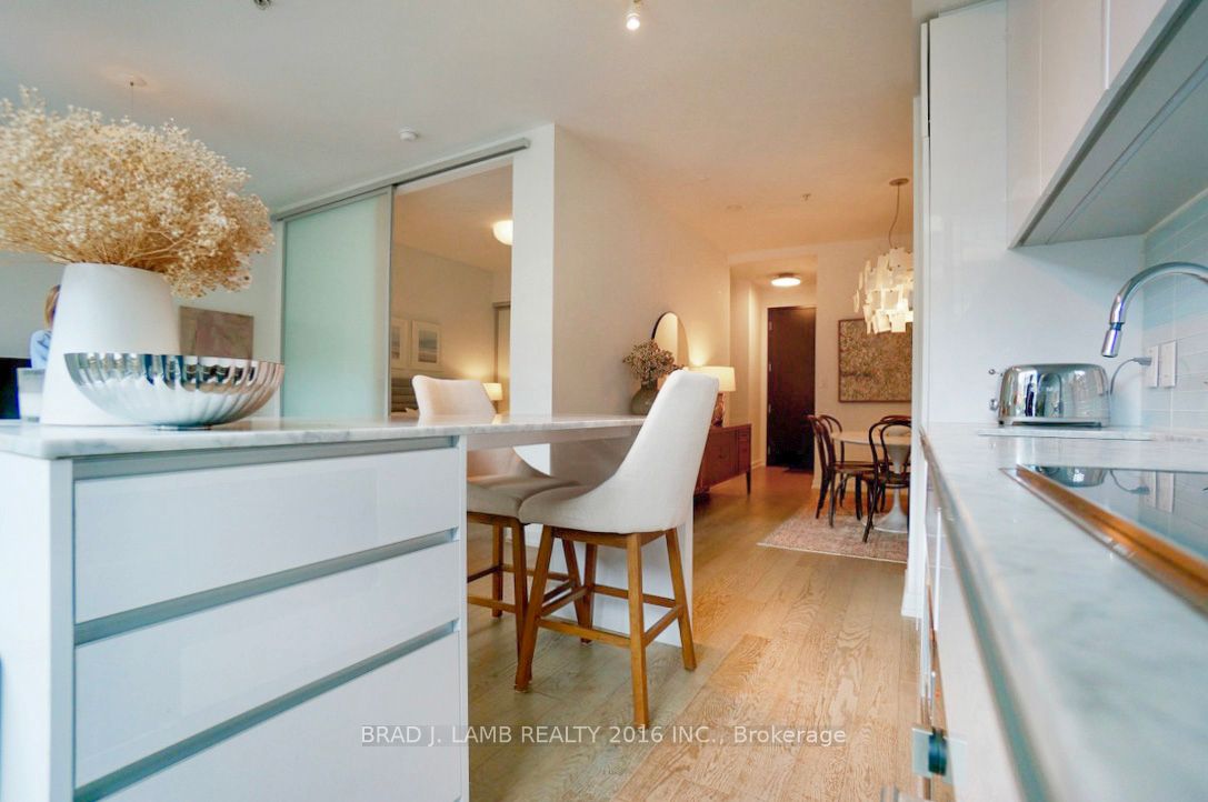 377 Madison Avenue W 102