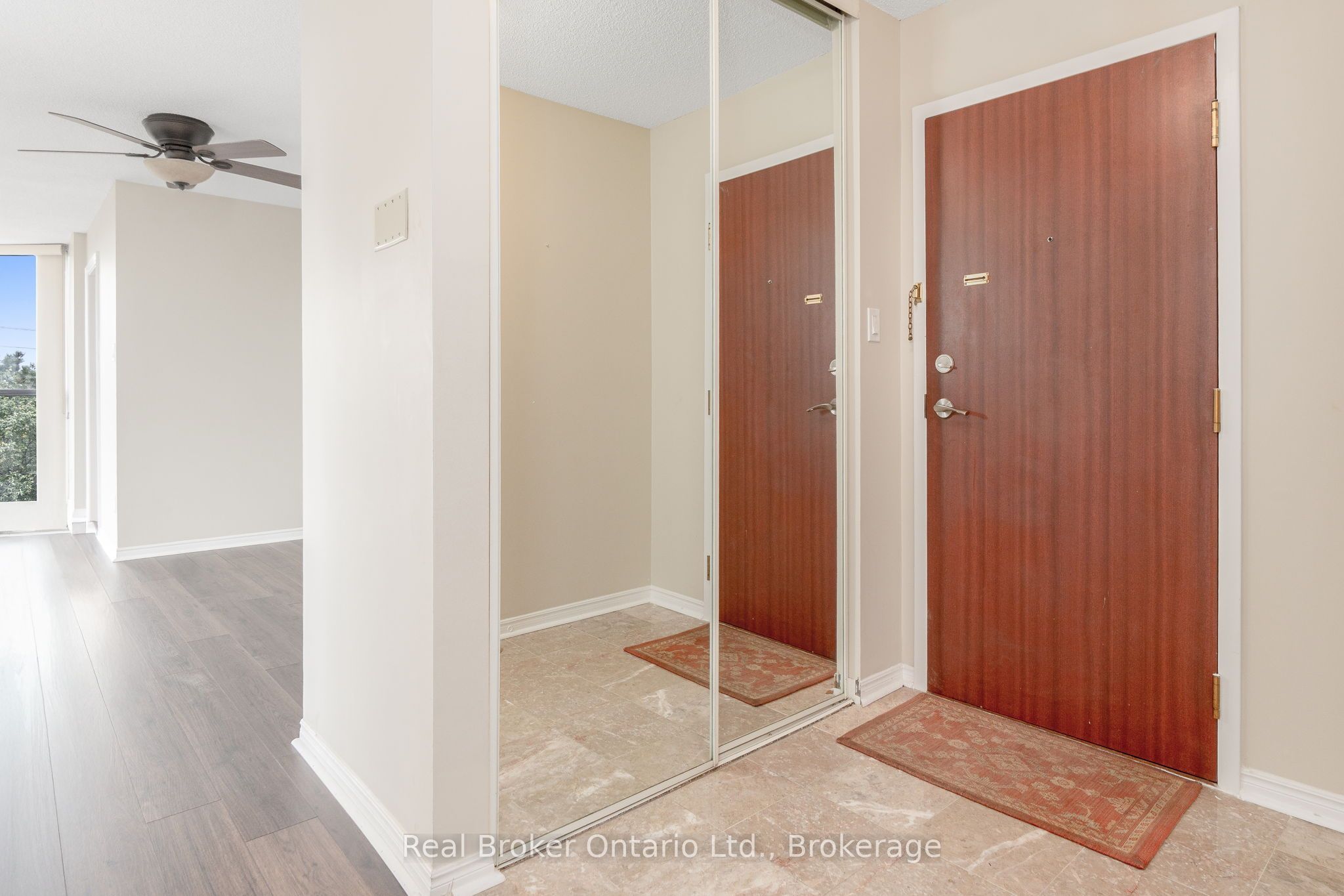 880 Dundas Street W 502