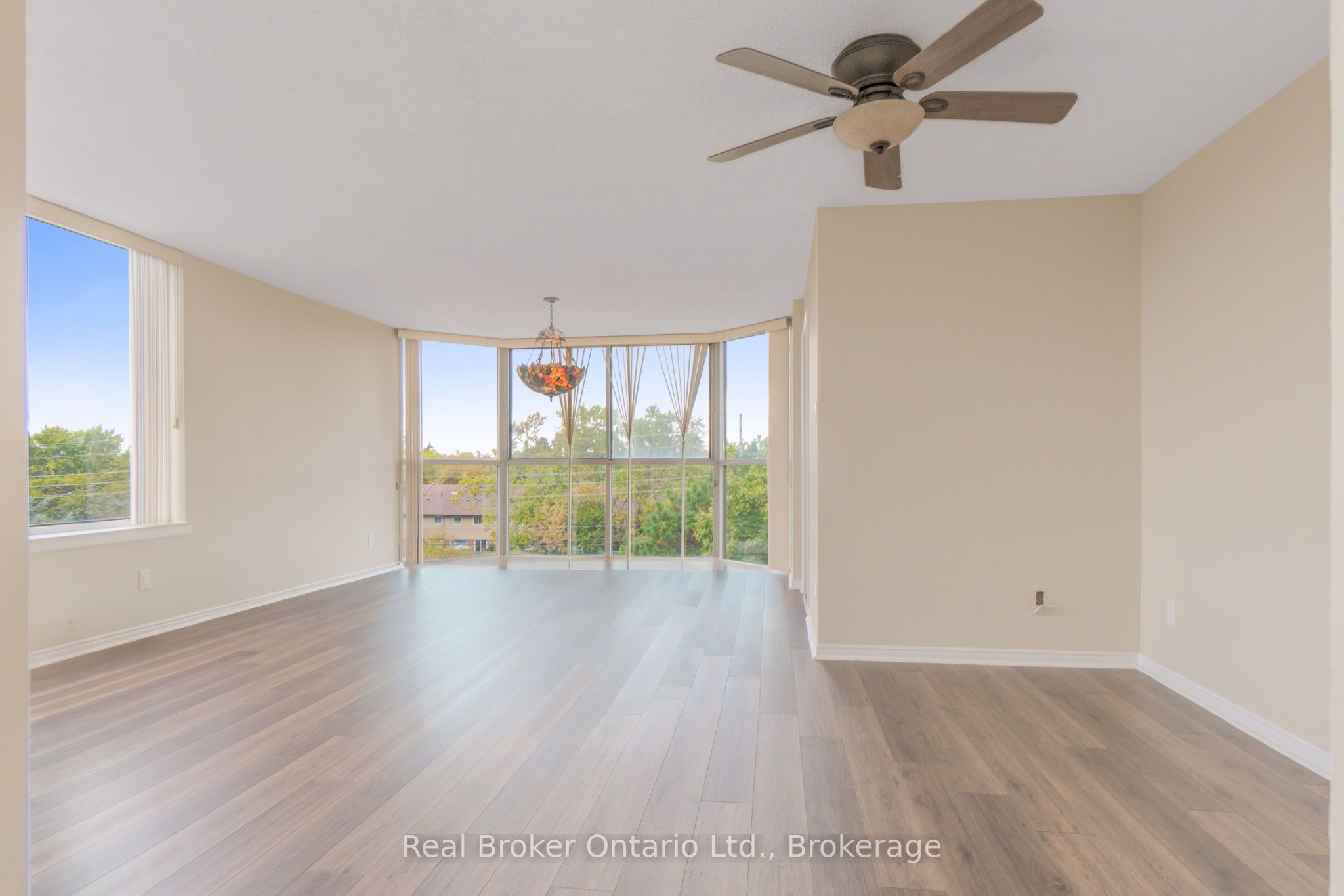 880 Dundas Street W 502