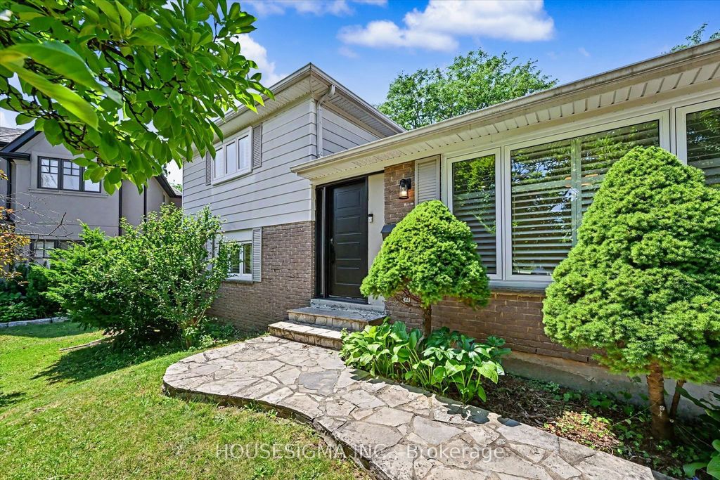 Photo of 444 Withnell Crescent, Oakville, ON L6L 3L9 (MLS # W13569974)
