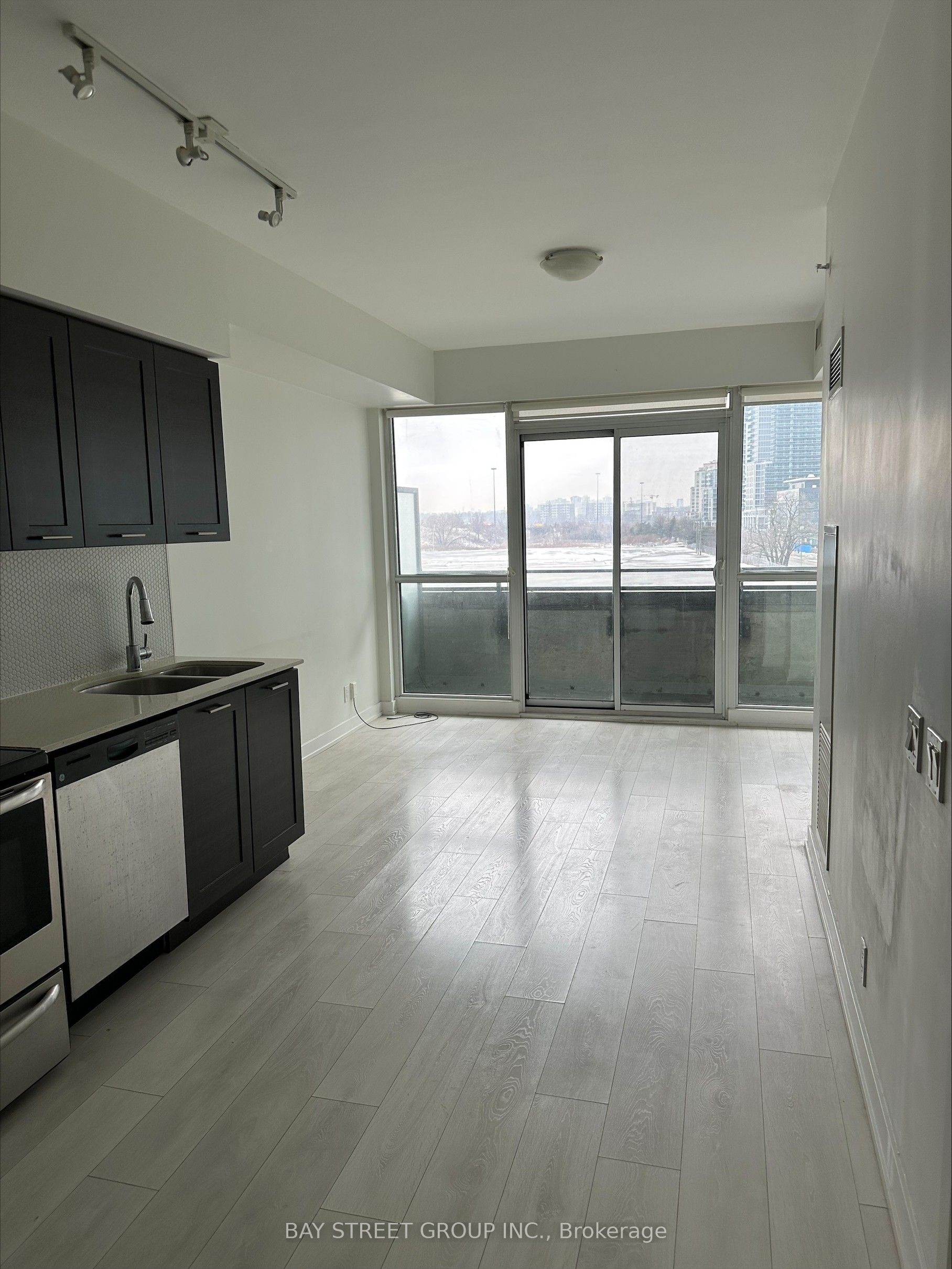 2200 Lakeshore Boulevard W 718