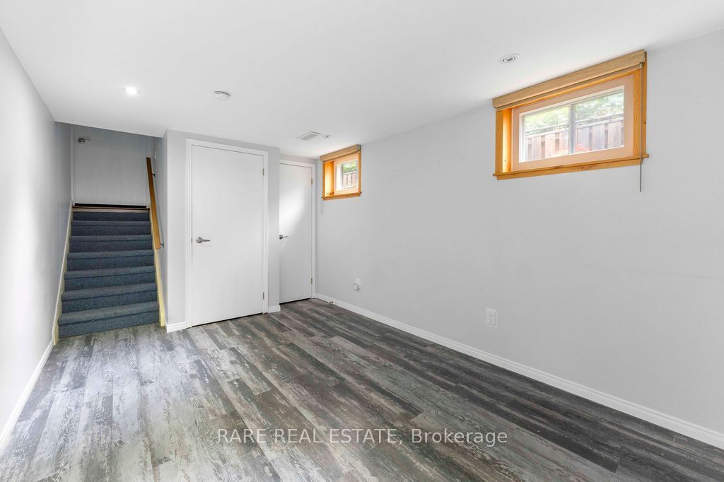 733 Eaglemount Crescent Lower