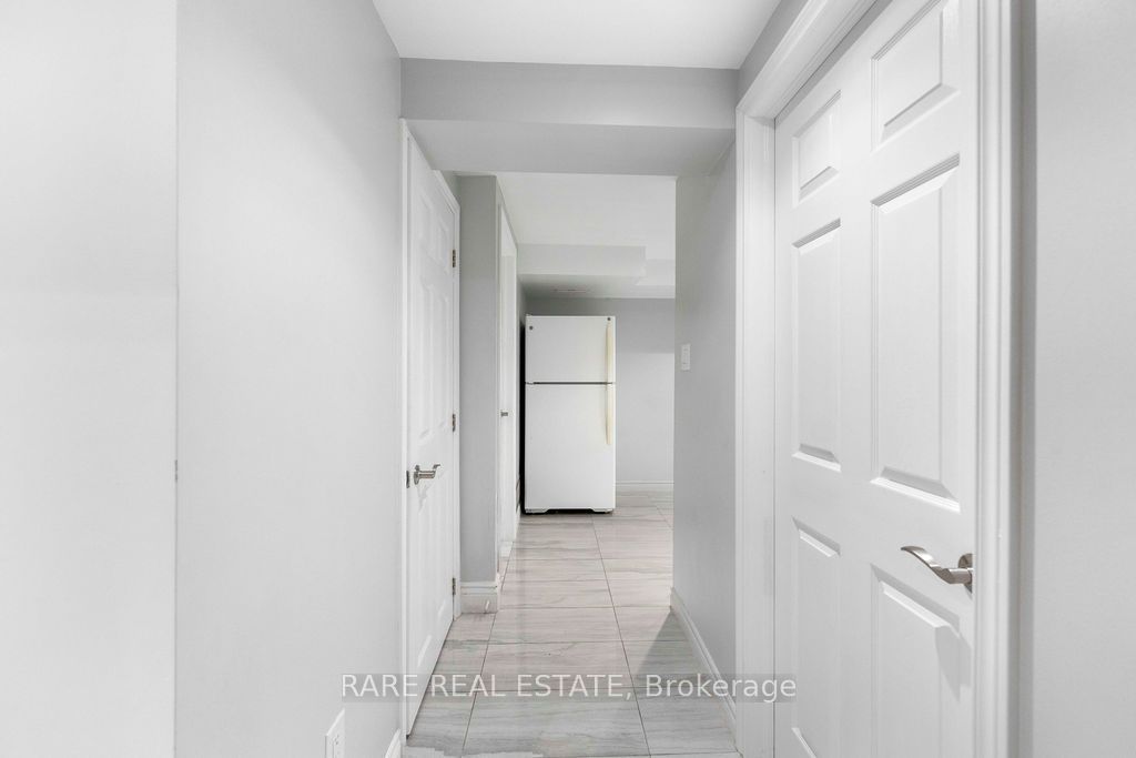 733 Eaglemount Crescent Lower