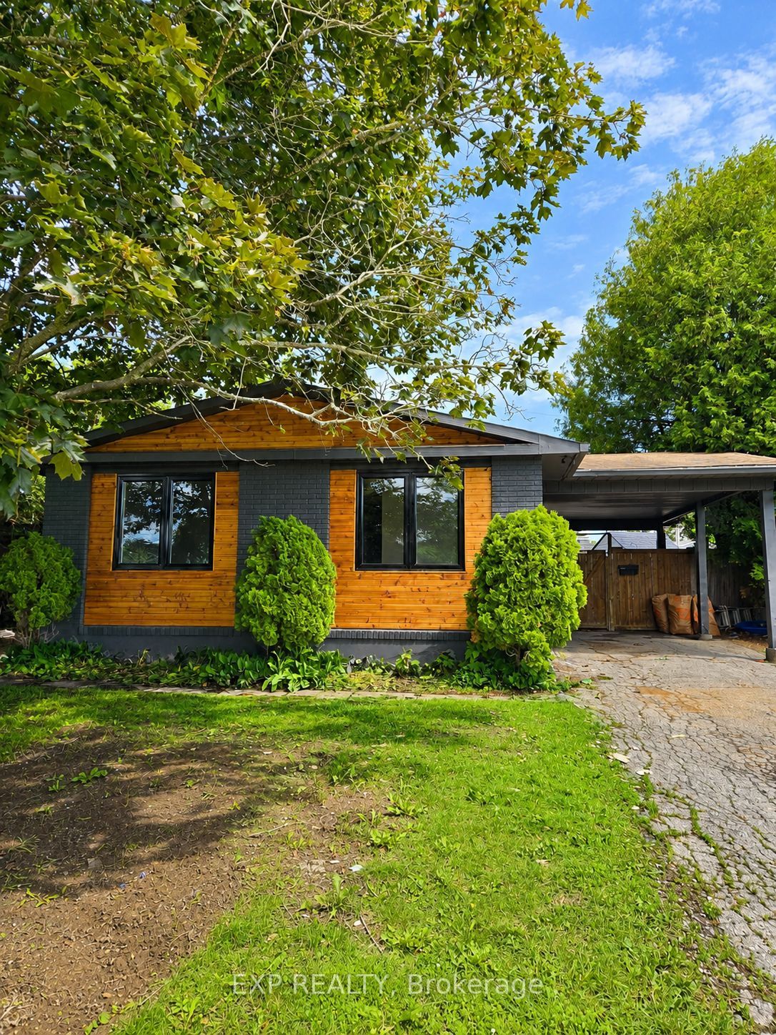 Photo 1 of 12 — 428 Hatfield Crescent A, Orleans - Cumberland and Area, ON K1E 1M8