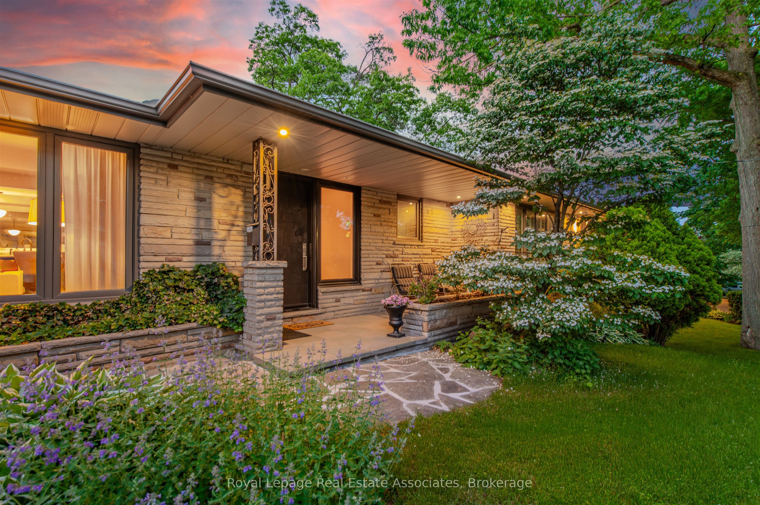 1561 Pinetree Crescent