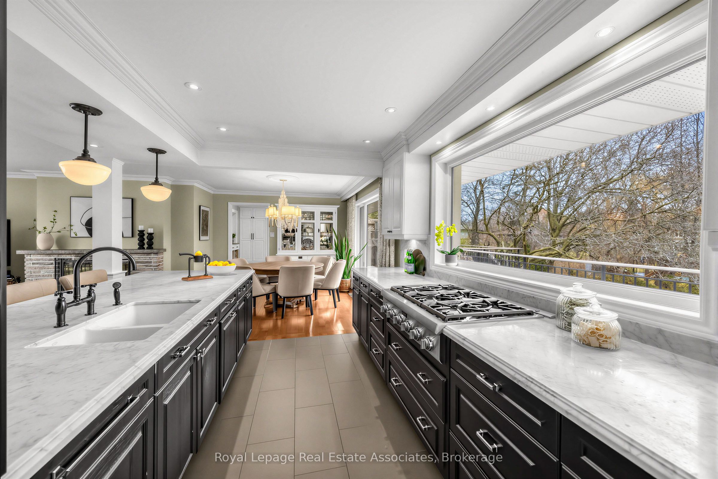 1561 Pinetree Crescent