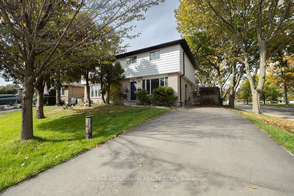 Photo of 4 Glamis Court, Hamilton, ON L9C 6B3 (MLS # X13885824)
