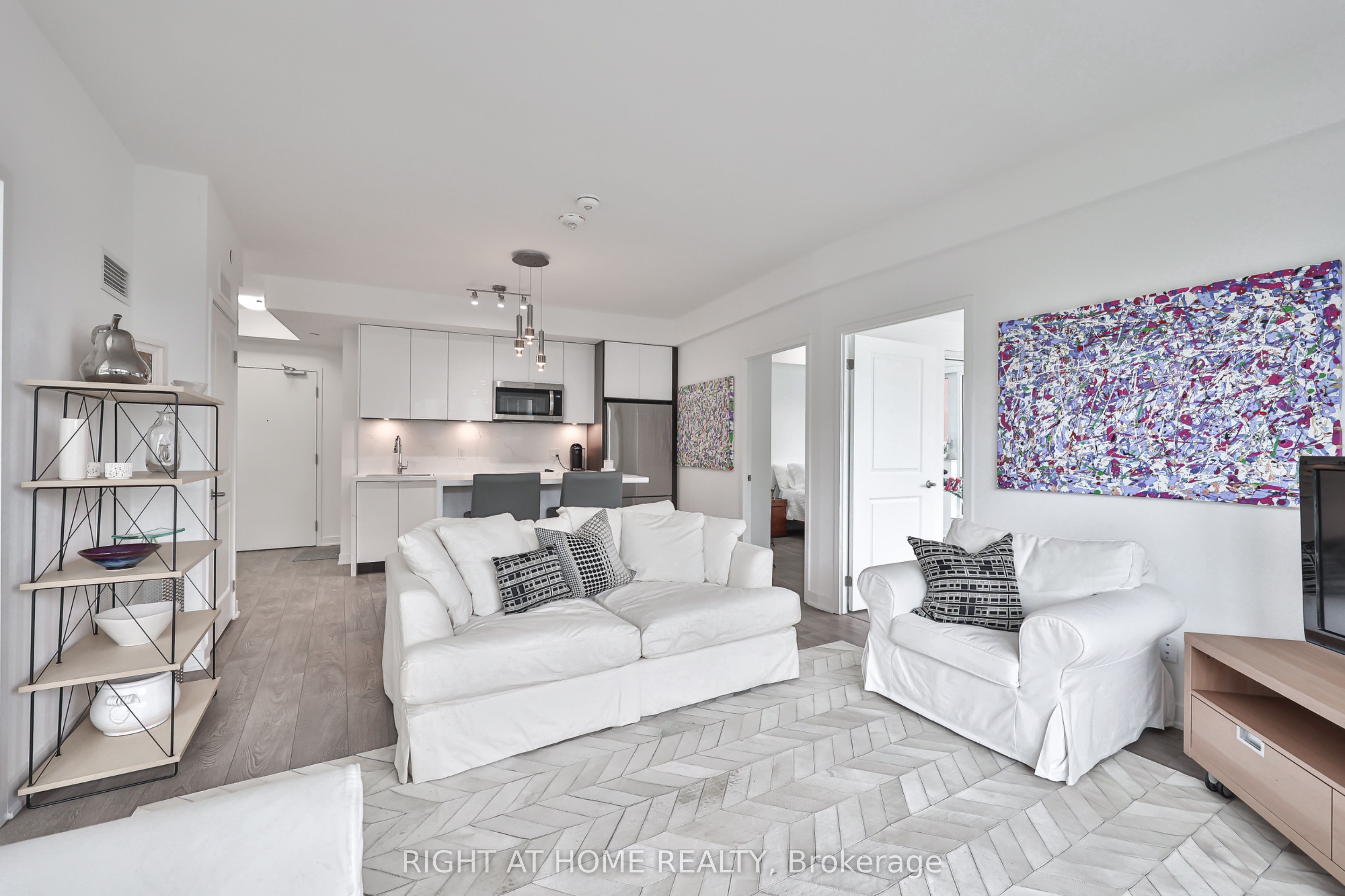 543 Richmond Street W 832