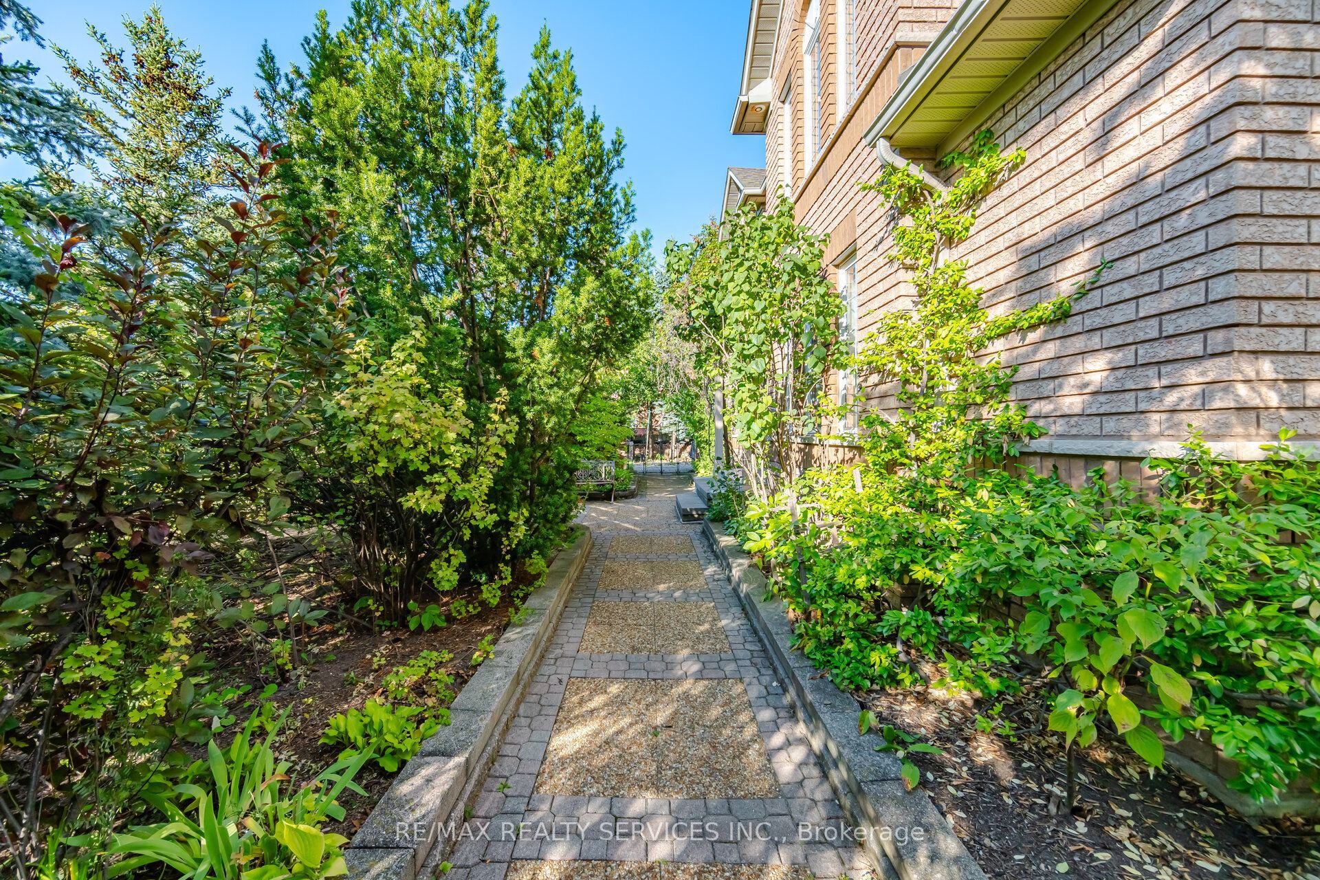 8 Riverbank Road