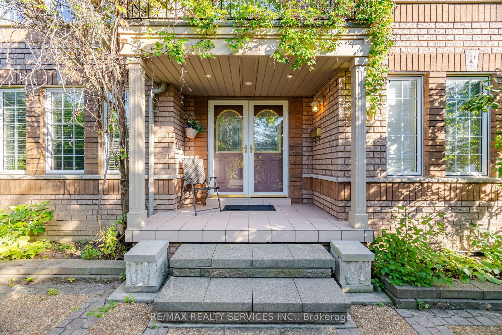 8 Riverbank Road