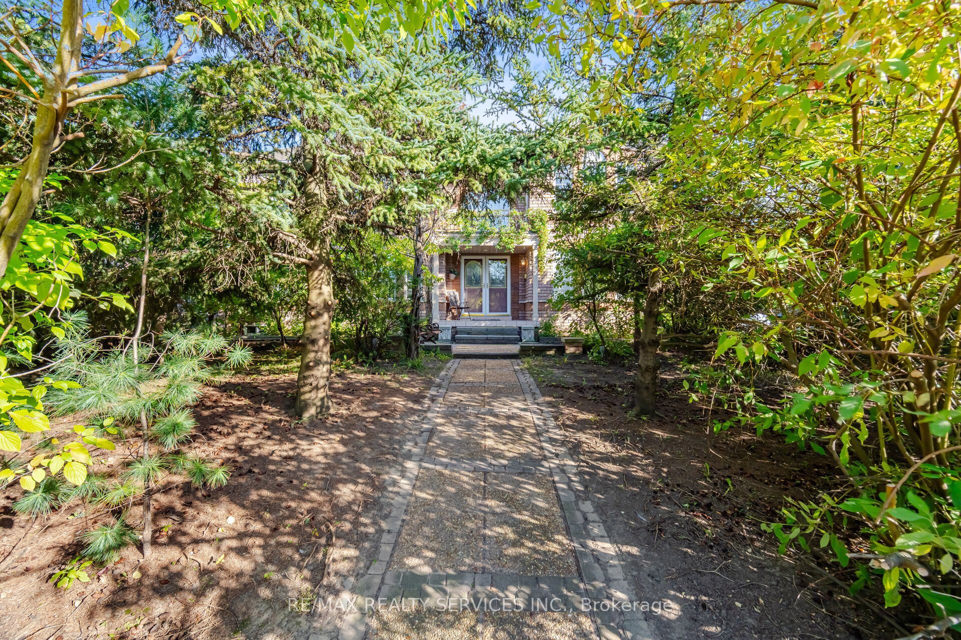 8 Riverbank Road