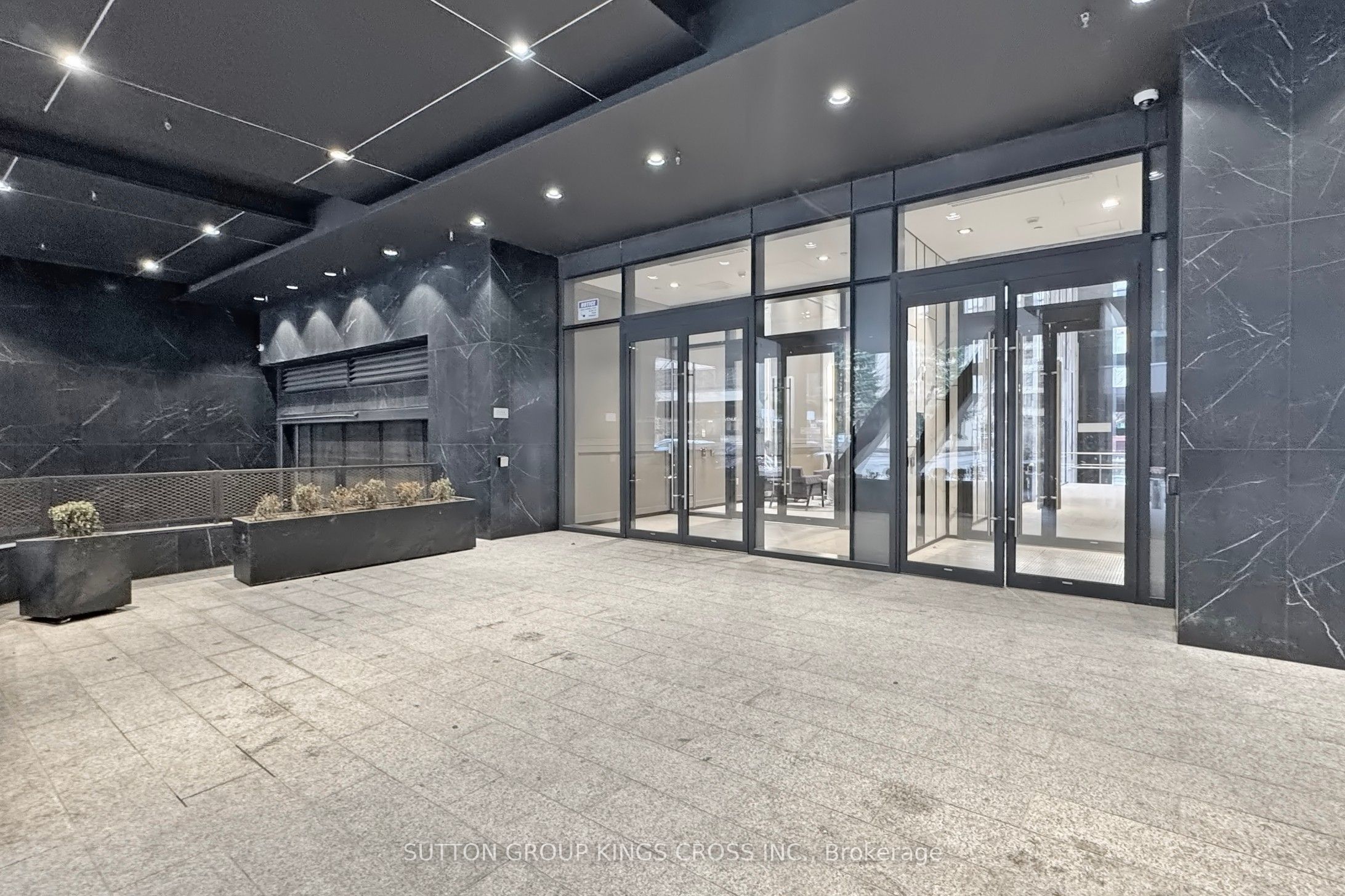 488 University Avenue 3901