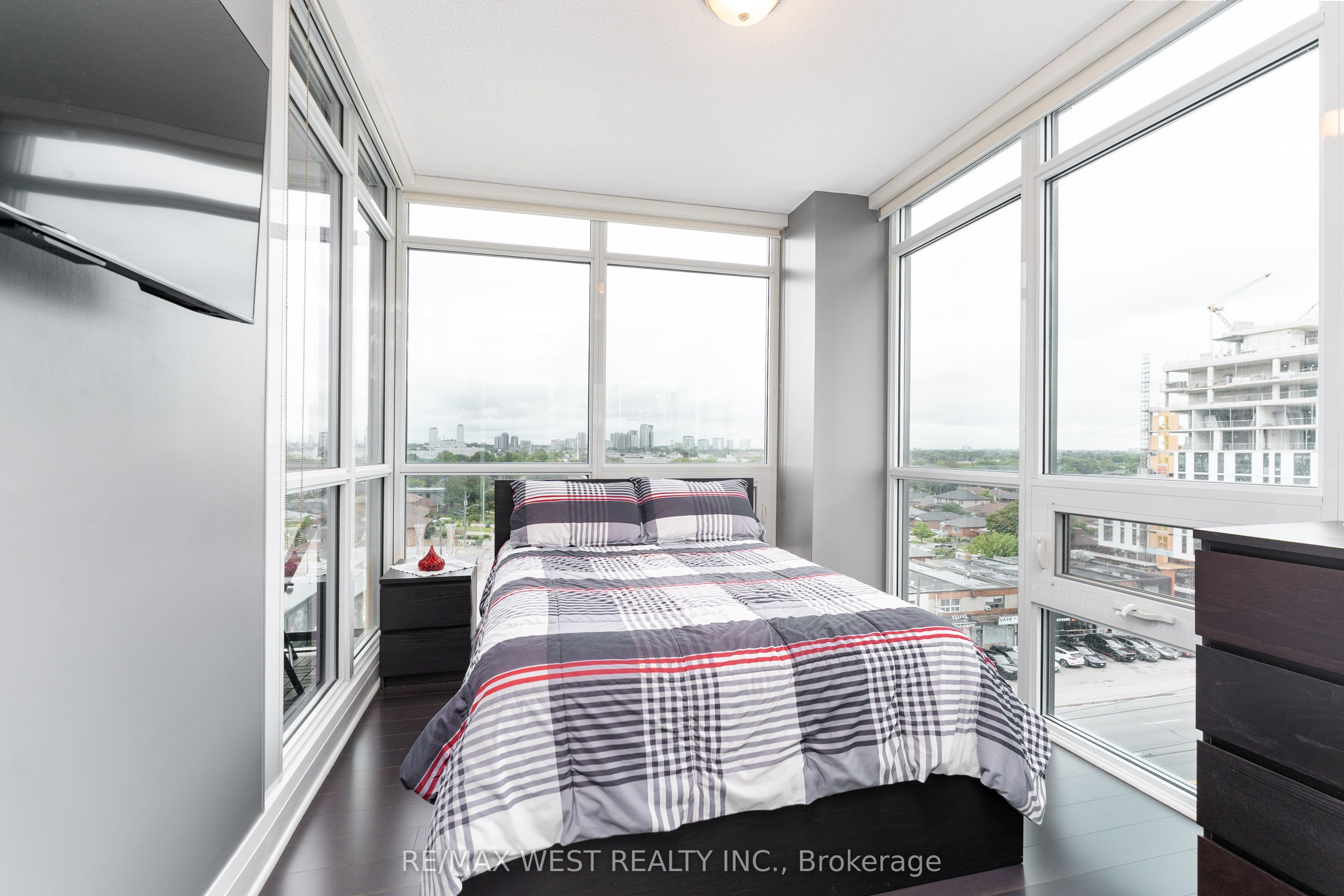 1185 The Queensway N/A 710