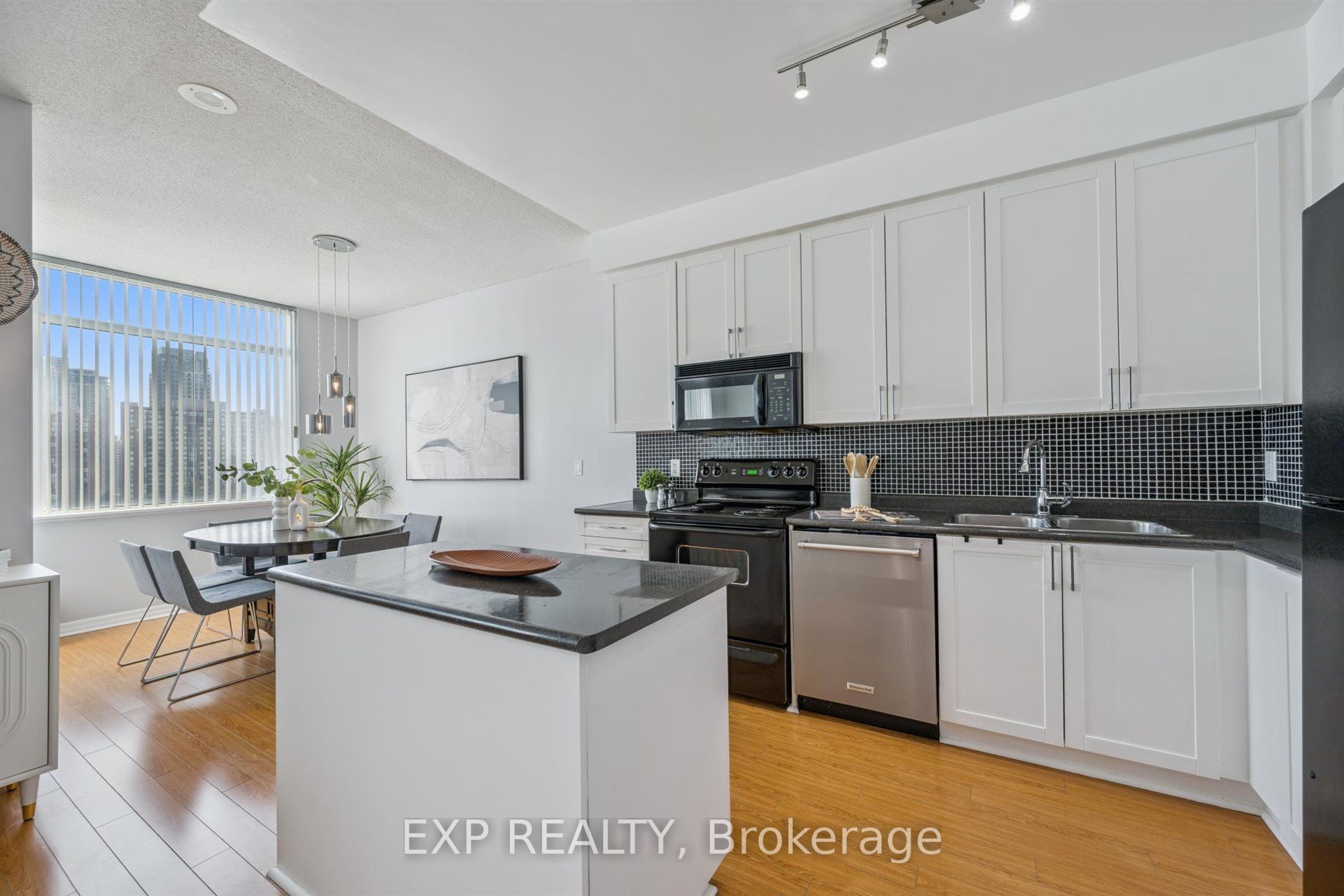 220 Burnhamthorpe Road W 905