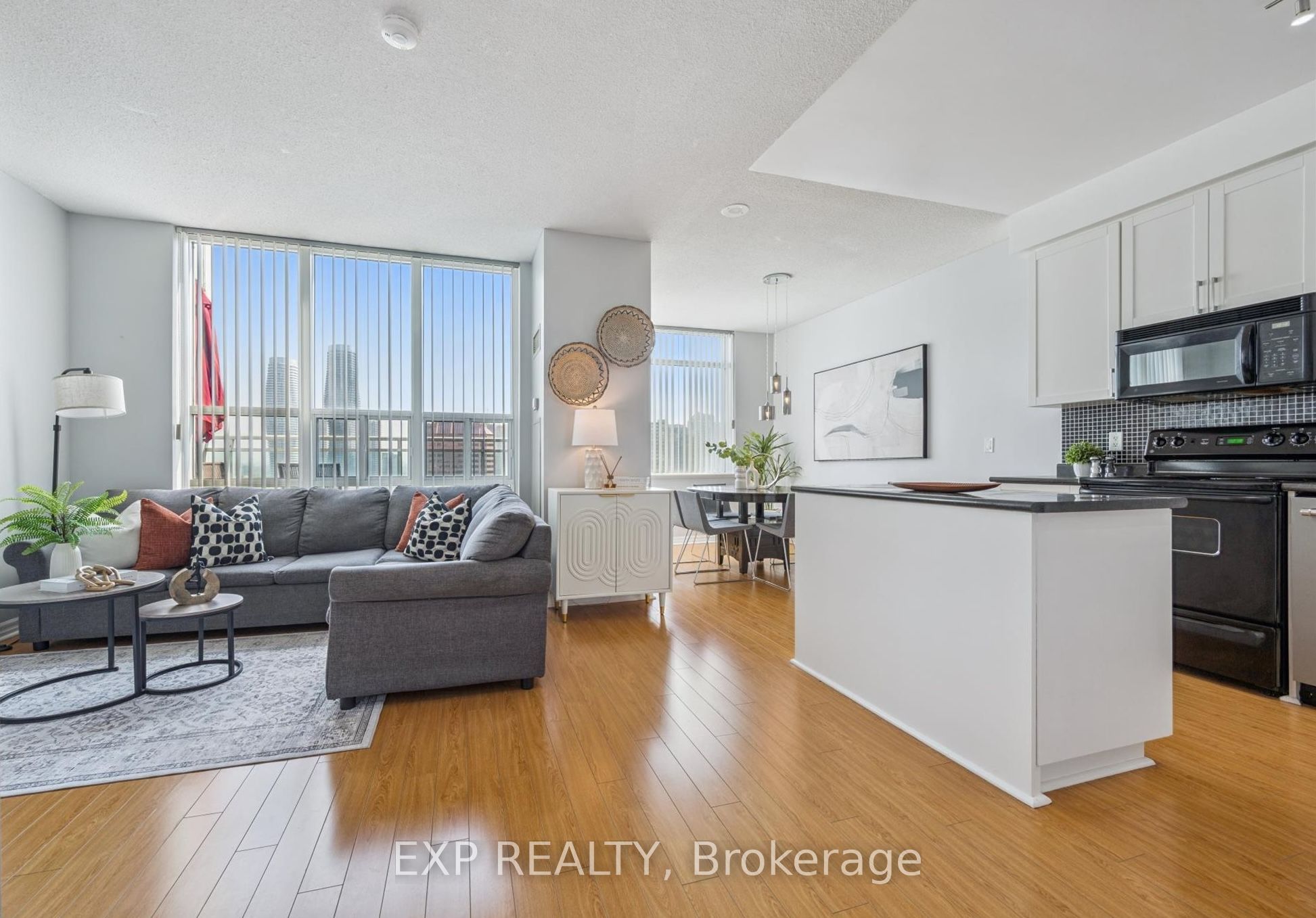 220 Burnhamthorpe Road W 905