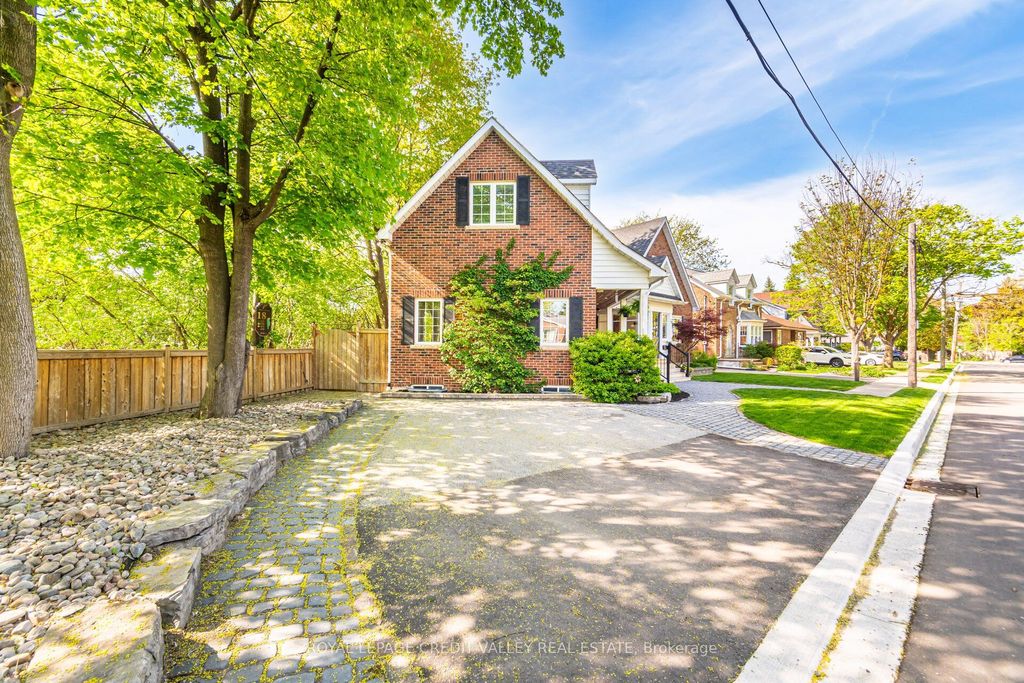 Photo of 20 Fleming Avenue, Brampton, ON L6Y 1K1 (MLS # W12721670)