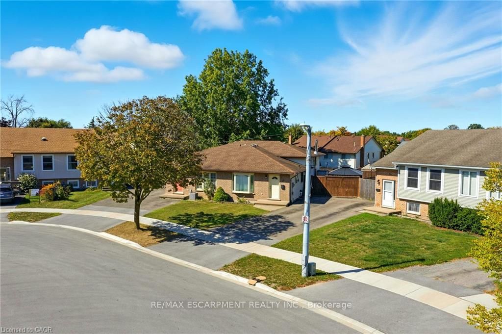Photo 1 of 28 — 30 Rainbow Court, Welland, ON L3C 6R4