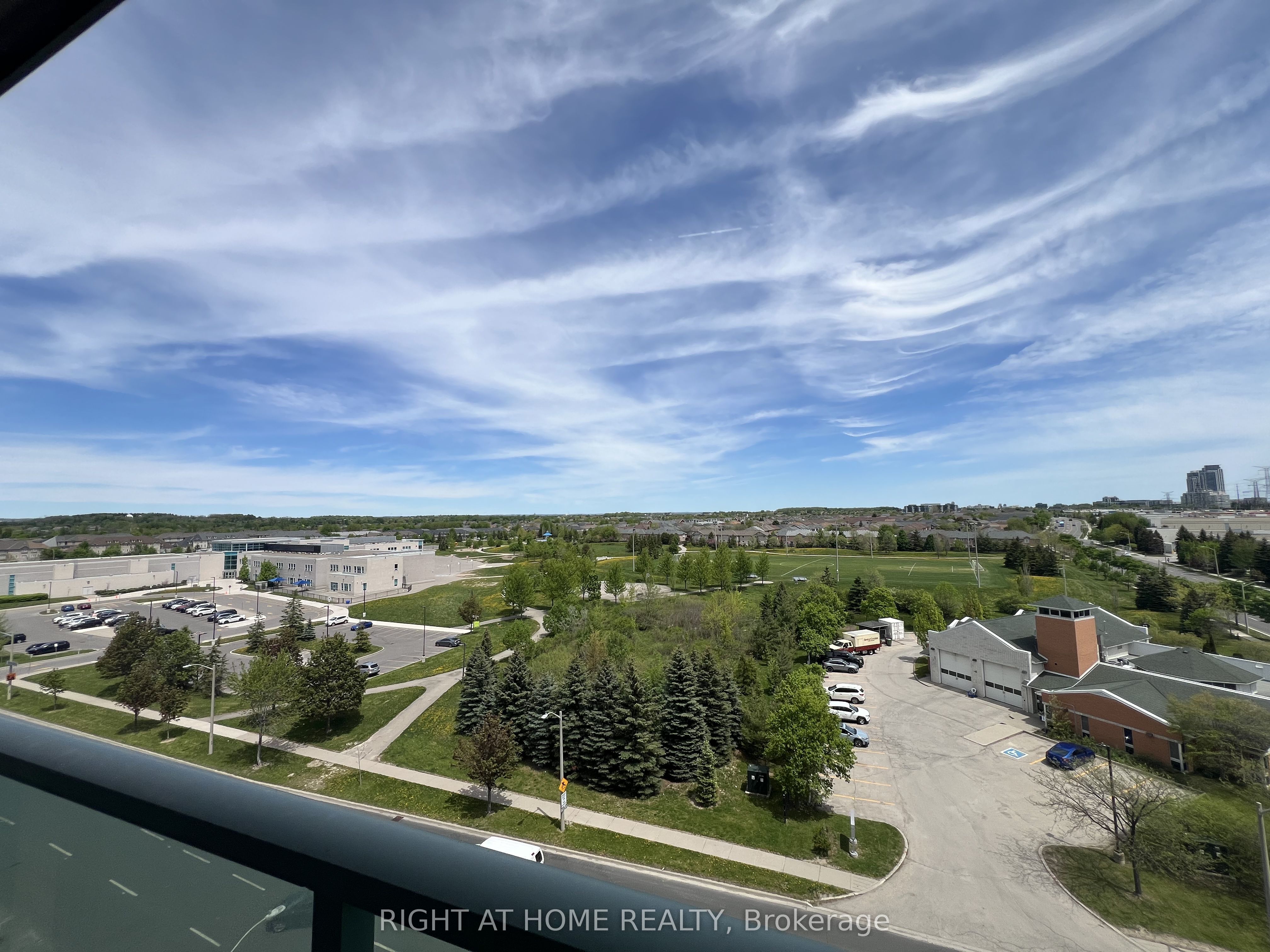 11 ONEIDA Crescent 805