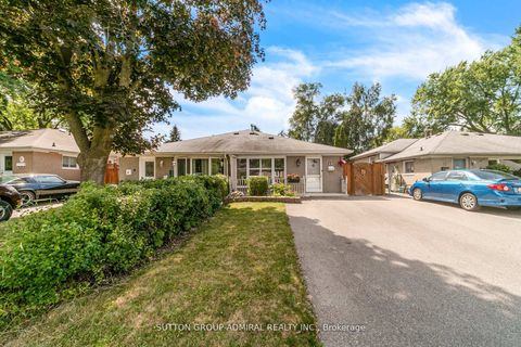 Photo of 10 Kitimat Crescent, Aurora, ON L4G 3C3 (MLS # N12470240)
