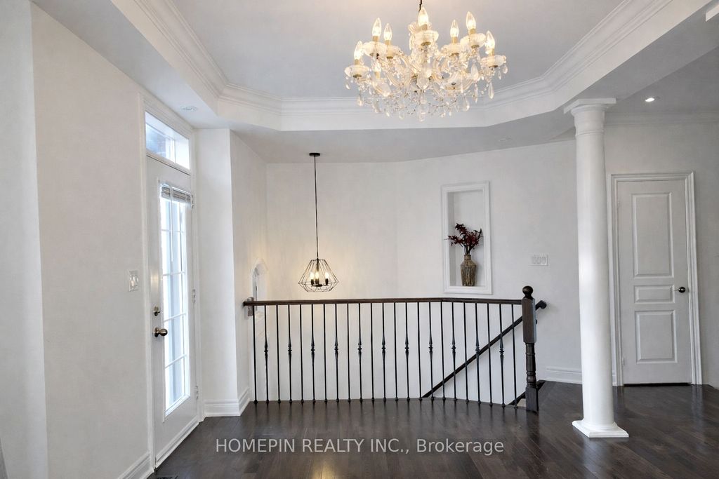 Photo of 40 Chapman Court, Aurora, ON L4G 0E2 (MLS # N12648850)