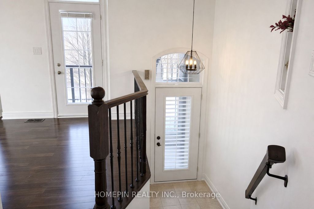 Photo of 40 Chapman Court, Aurora, ON L4G 0E2 (MLS # N12648850)