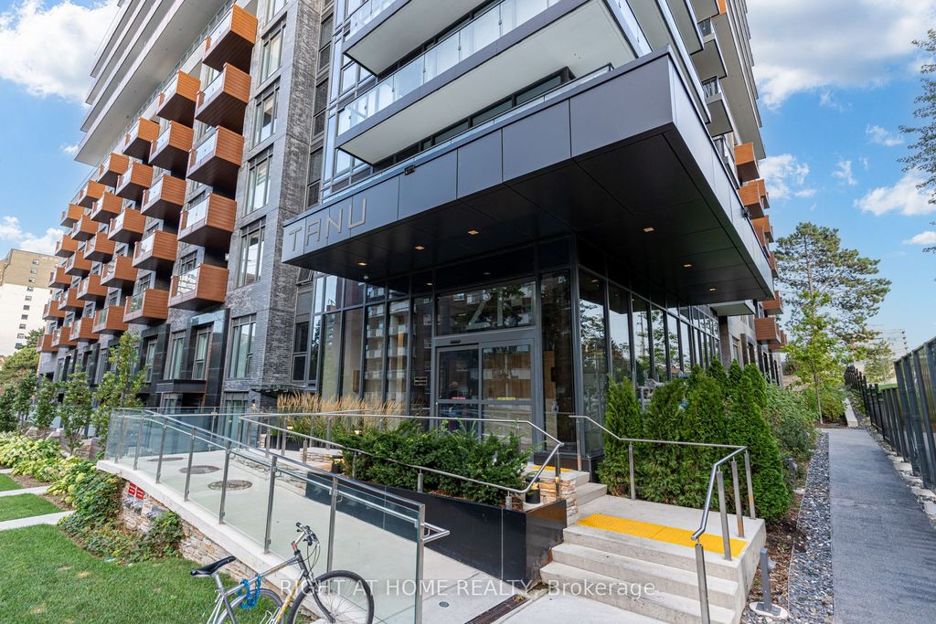 Photo of 21 Park Street E #506, Mississauga, ON L5G 0C2 (MLS # W13094140)
