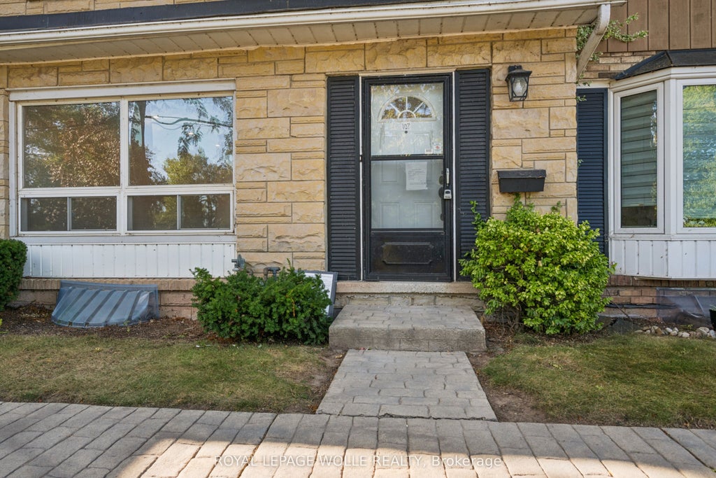 Photo of 5475 Lakeshore Road #107, Burlington, ON L7L 1E1 (MLS # W14109484)