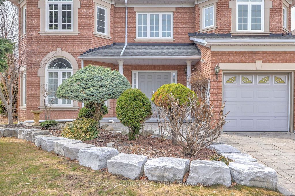Photo of 6 White Oak Crescent, Richmond Hill, ON L4B 3R3 (MLS # N13226202)