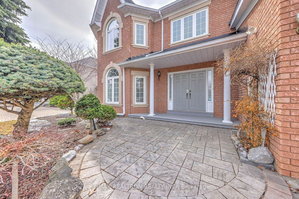 Photo of 6 White Oak Crescent, Richmond Hill, ON L4B 3R3 (MLS # N13226202)