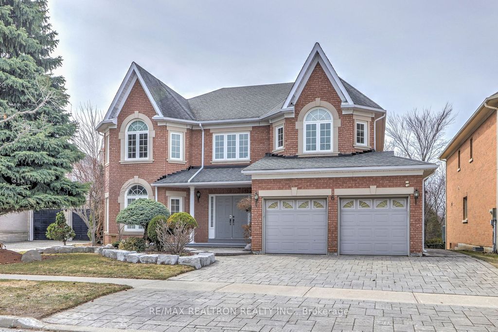 Photo of 6 White Oak Crescent, Richmond Hill, ON L4B 3R3 (MLS # N13226202)