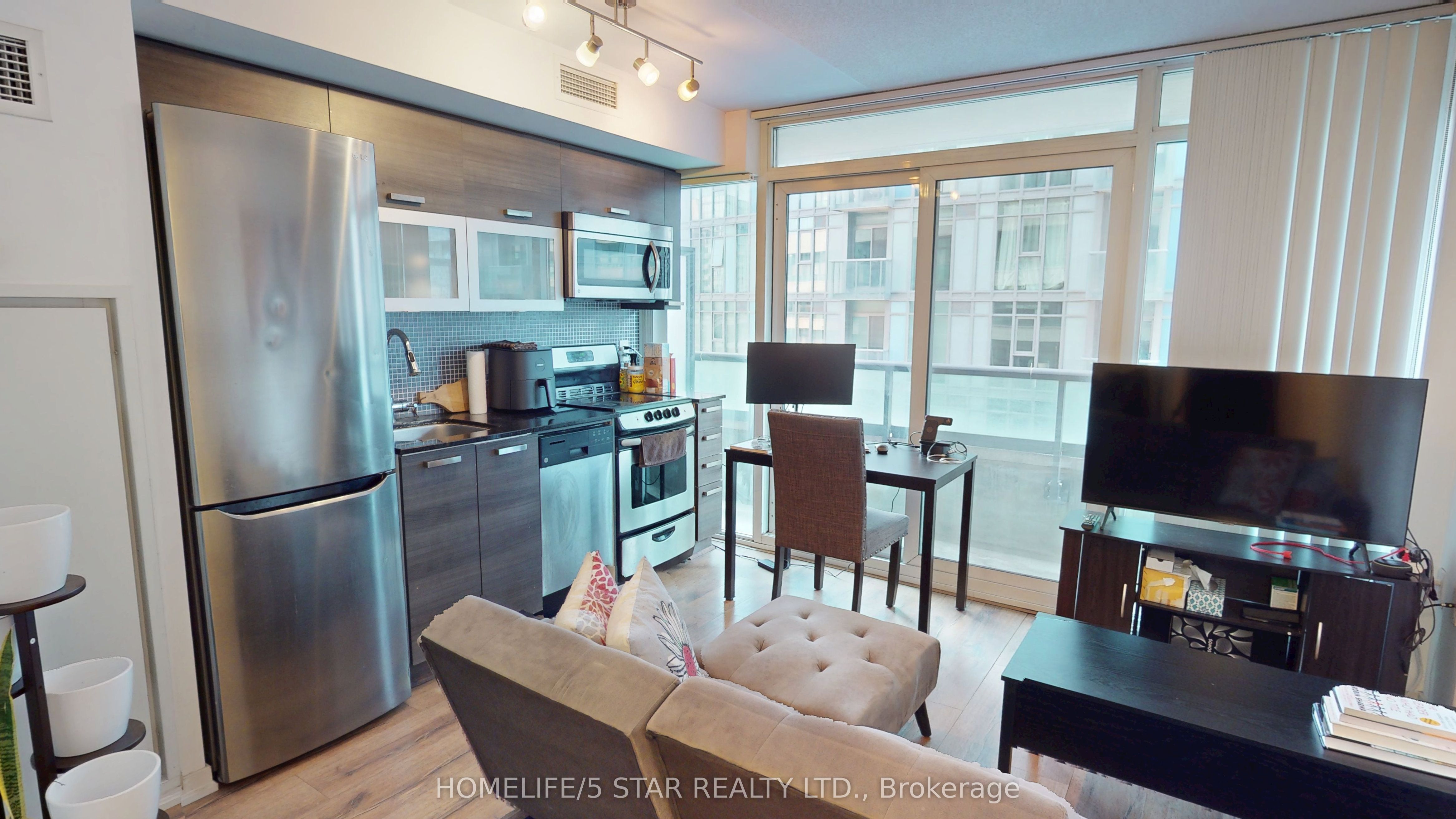 36 LISGAR Street 726