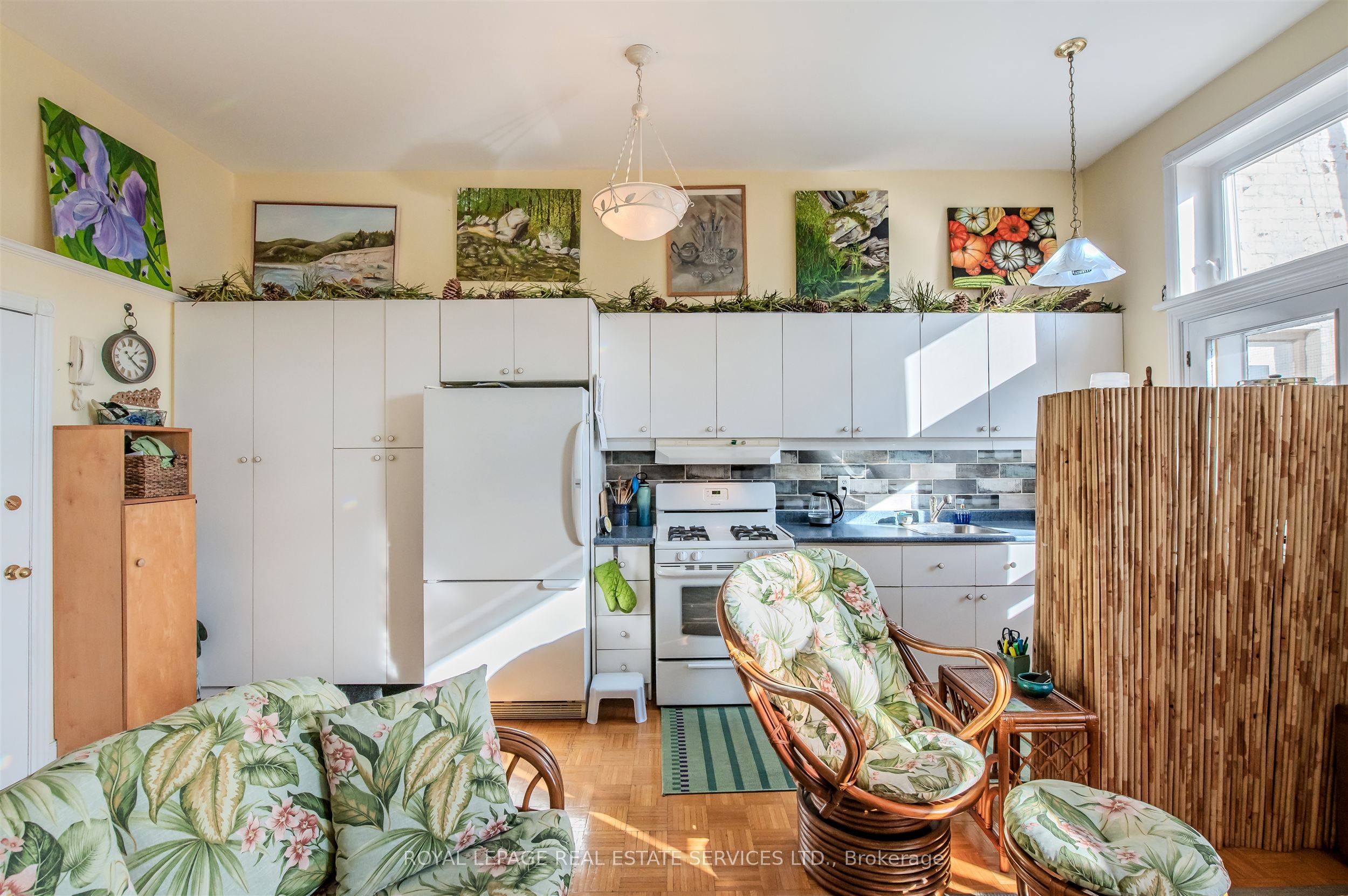 2847 Dundas Street W 9