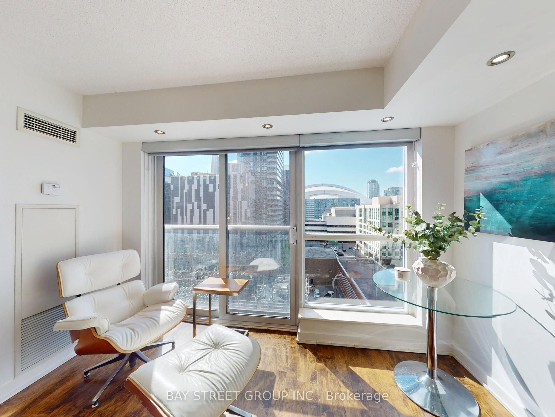 250 Wellington Street W 1134