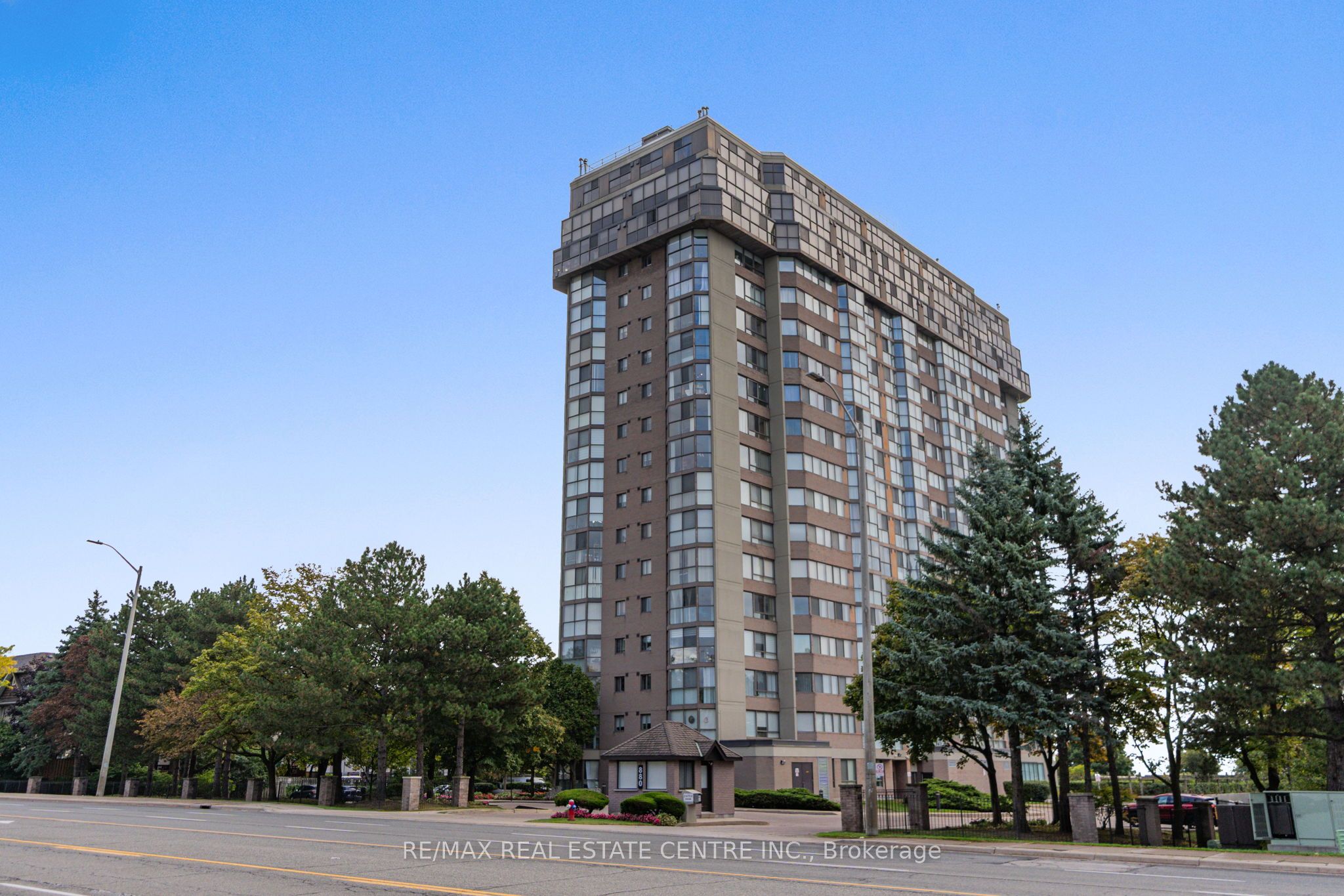 880 Dundas Street W 502