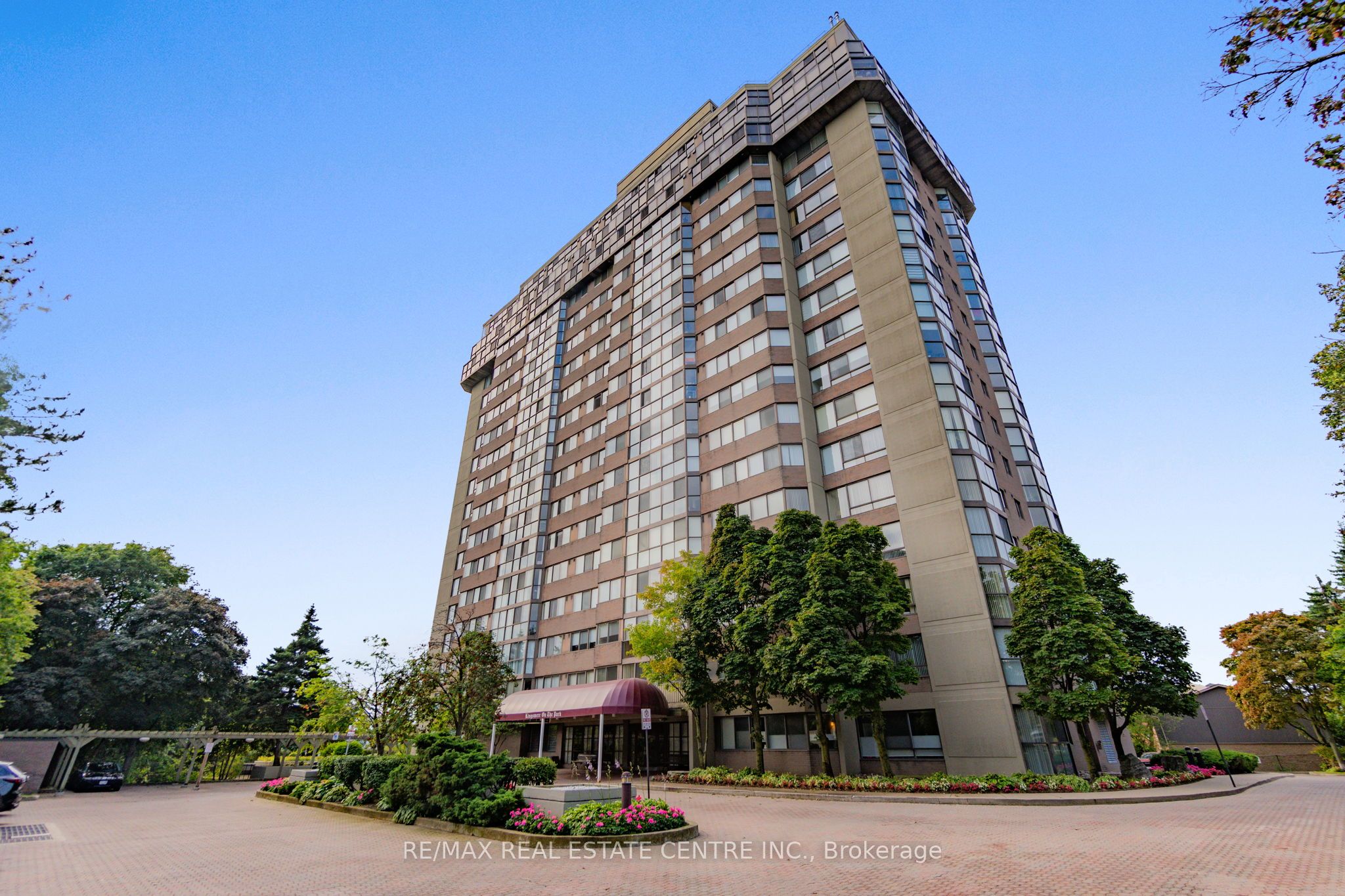 880 Dundas Street W 502