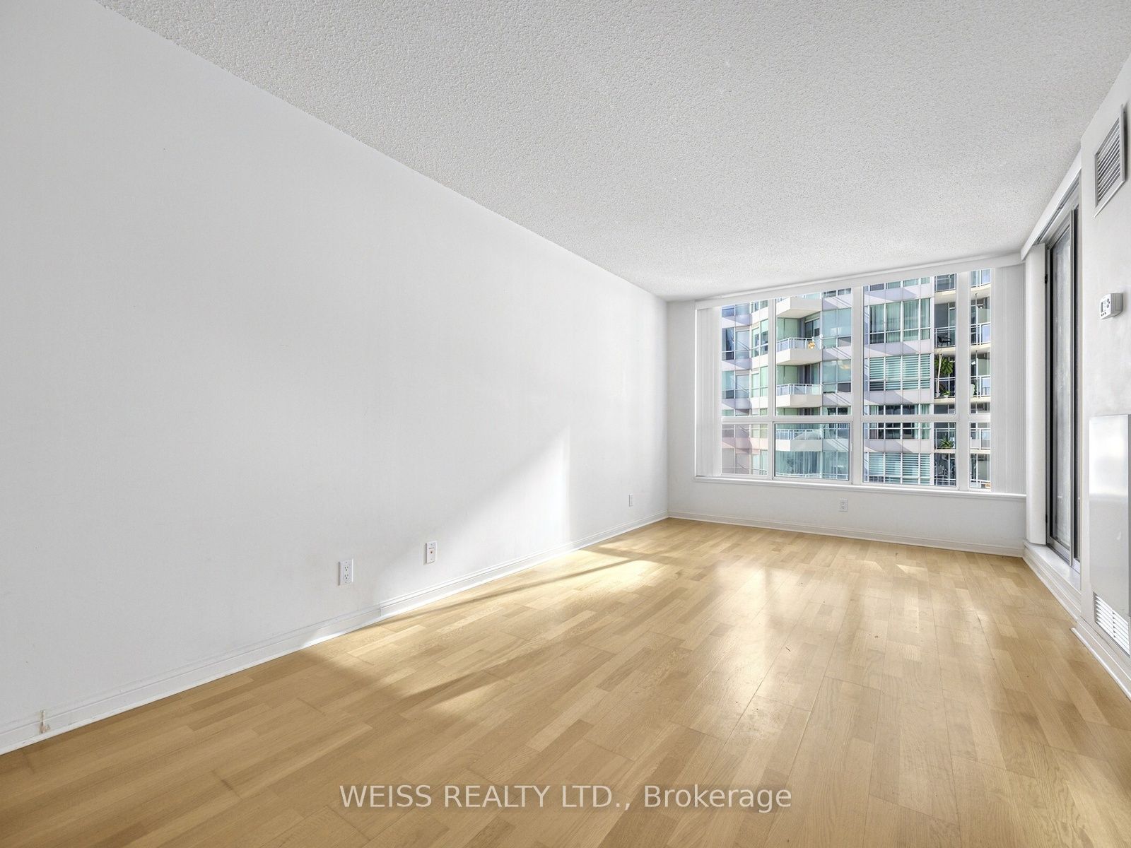 228 Queens Quay N/A W