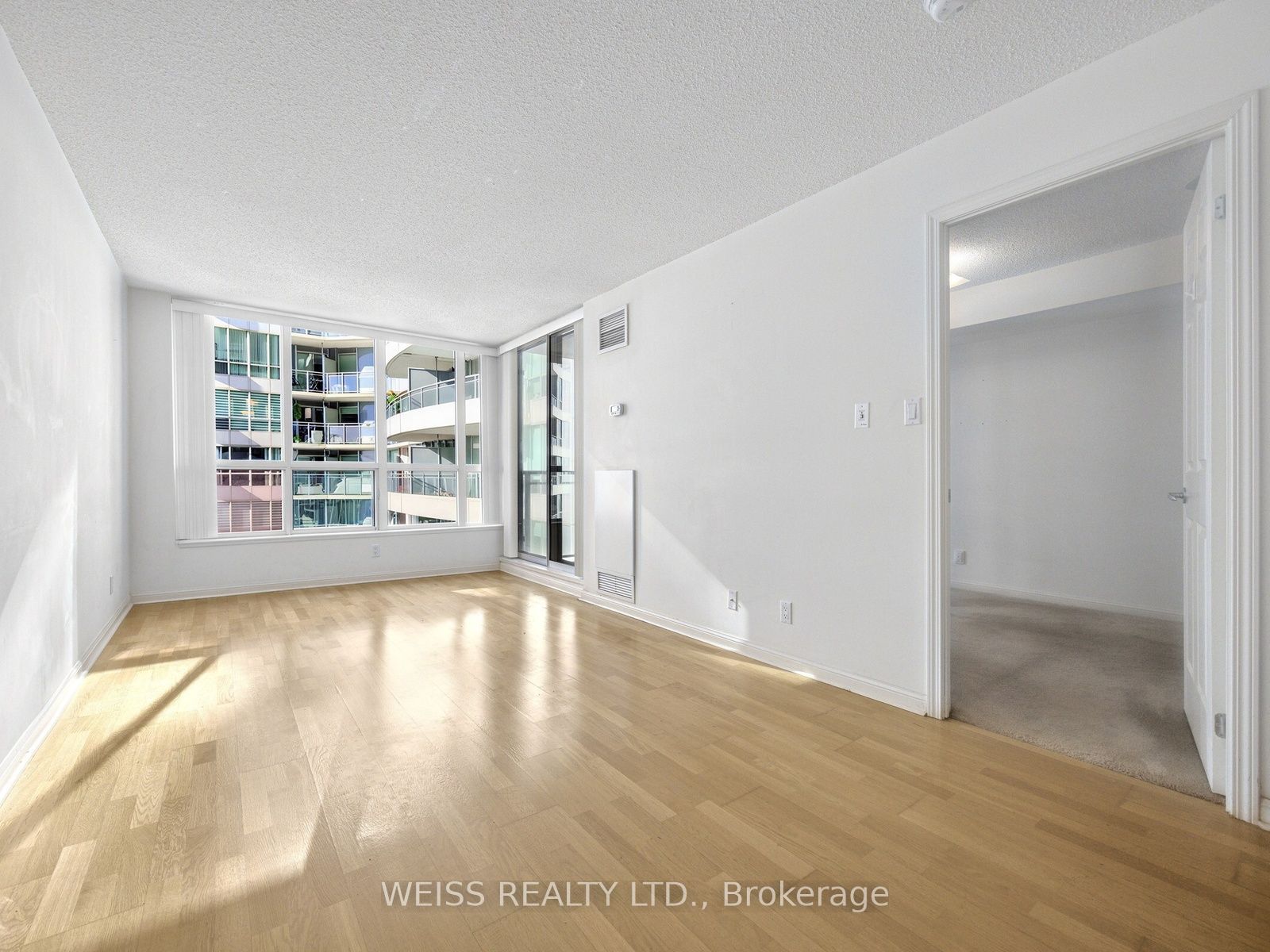 228 Queens Quay N/A W