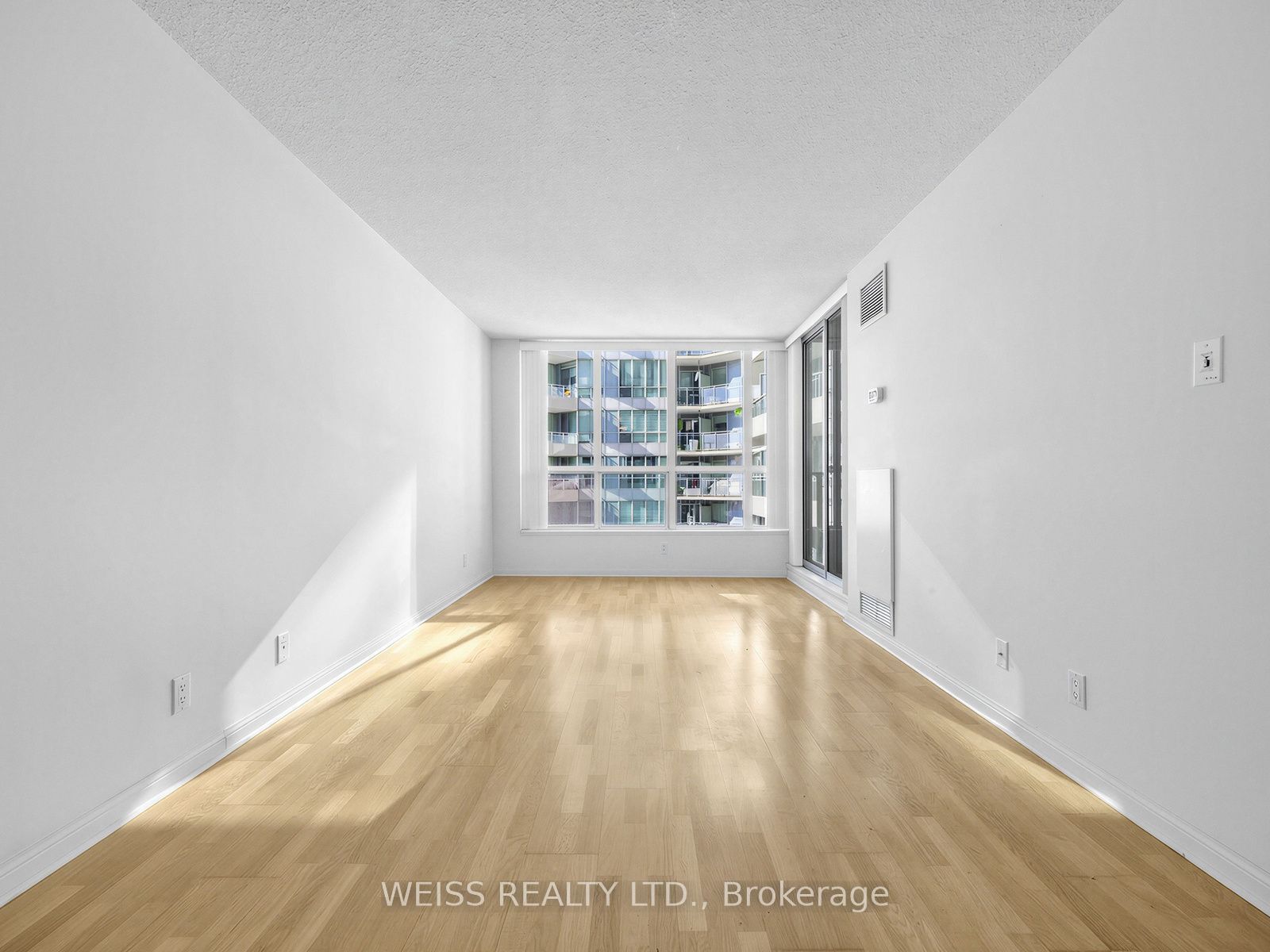 228 Queens Quay N/A W