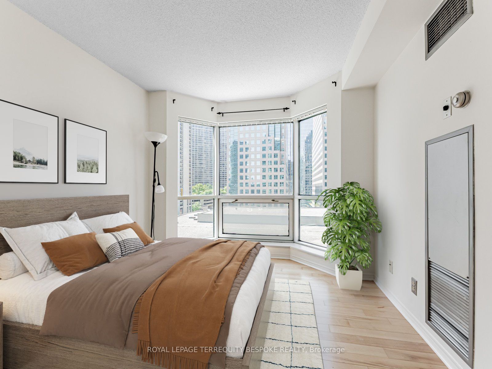 10 Queens Quay W 811