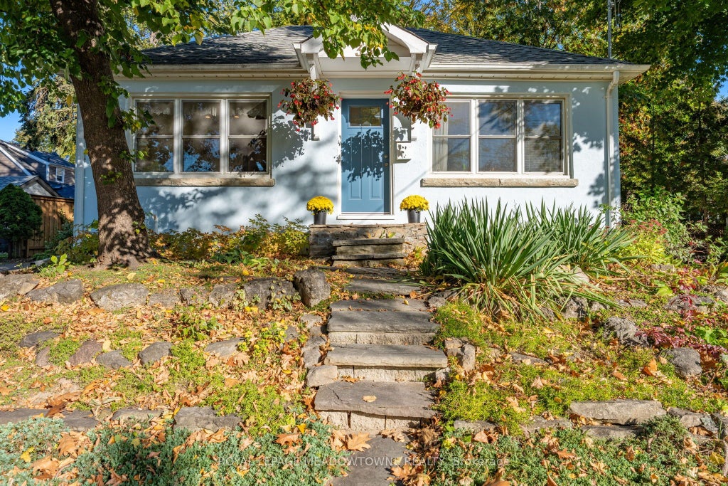 Photo of 33 Durham Street, Halton Hills, ON L7G 1Z8 (MLS # W13934048)