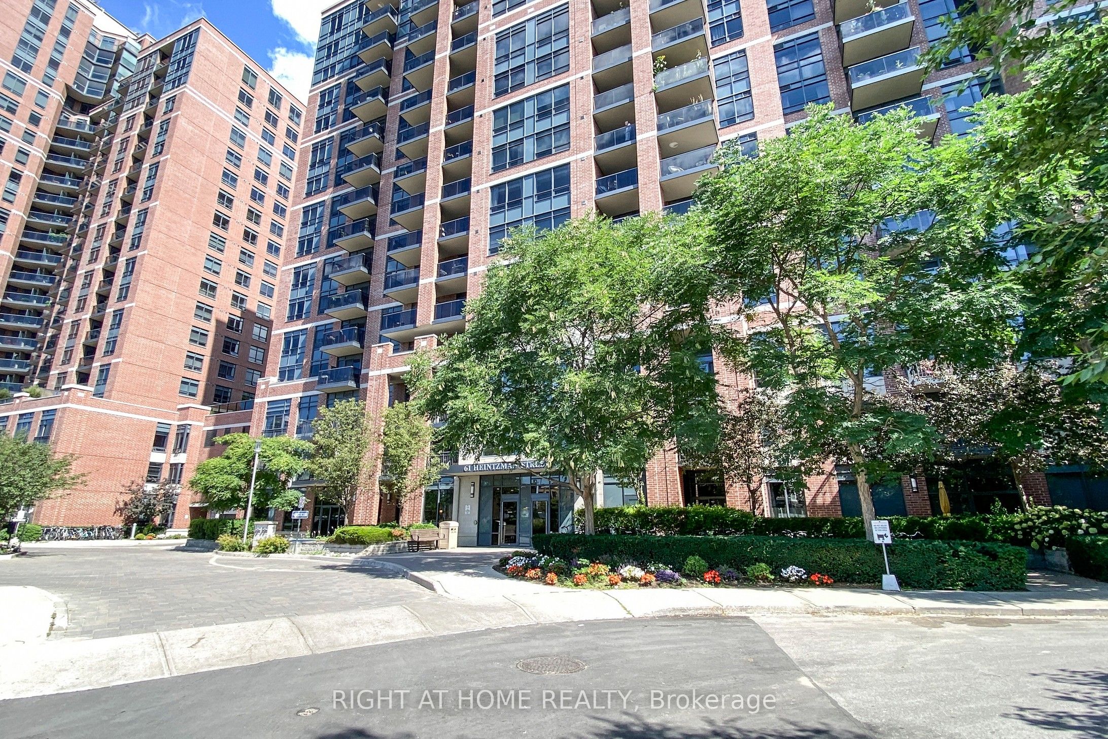 61 Heintzman Street 413